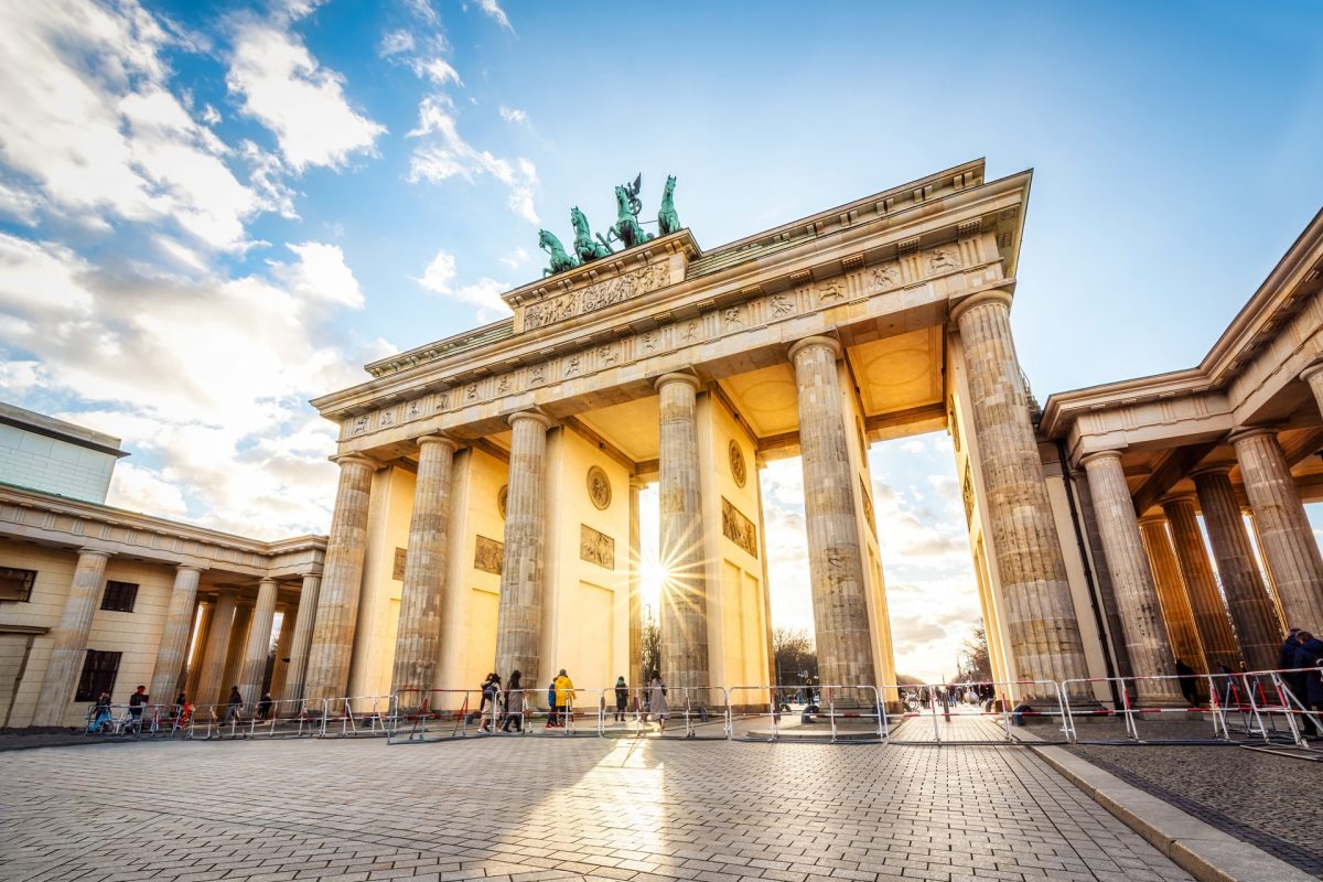 Flyer pictures - Berlin Brandenburg Gate - iStock-1394165602